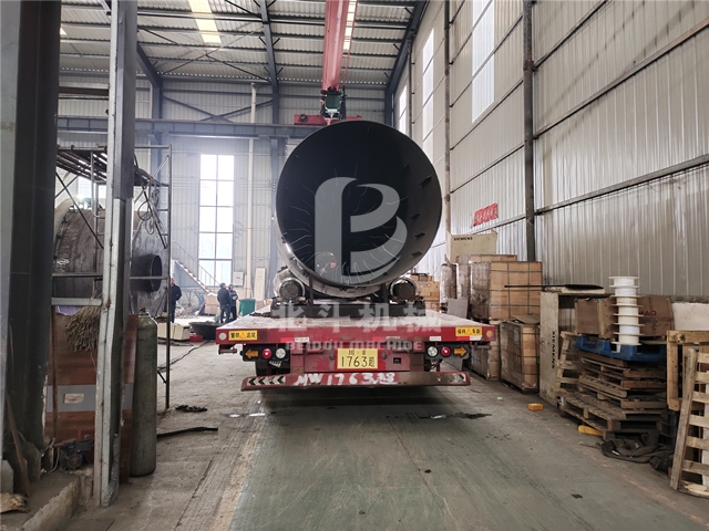 風(fēng)雪中北斗機械馬力全開保障果殼活化爐運往云南